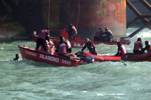 Xilasedicilər təhlükəli şəraitdə meyiti belə çıxardılar - VİDEO