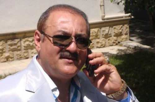 Tanınmış azərbaycanlı AVTOMATLA restorana daxil olub - Tavanı atəşə tutub - FOTO