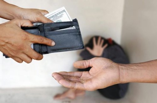 Bakıda 11 qadını fahişəliyə cəlb edən şəxs hakim qarşısına çıxarıldı