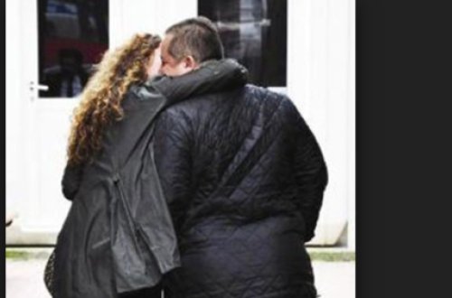 Bakıda evdən qaçan gəli̇n avtovağzalda başqa ki̇şi̇ i̇lə sarmaş-dolaş yaxalandı – VIDEO