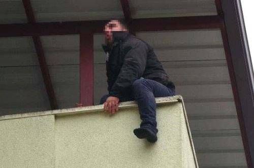 Simit satan kişi binaya çıxıb özünü atmaq istədi: 