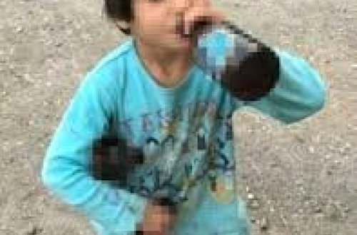 6 yaşlı qız uşağının əlində içki şüşəsi ilə fotosu yayıldı - Aidiyyatı qurumlar hərəkətə keçdi