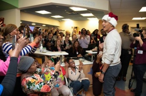 Obama “Şaxta baba” olub, hədiyyə payladı – VİDEO