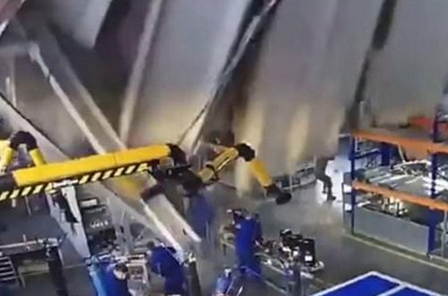 15 fəhlə dağıntıların altında qaldı - Zavodun tavanının uçma anı - VİDEO
