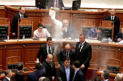 Albaniya baş nazirinə yumurta atdılar - VİDEO