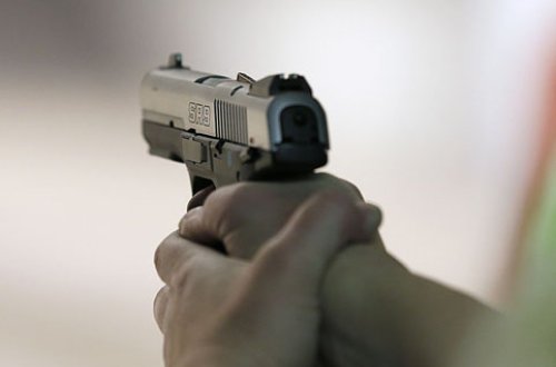 Bakıda iş adamı avtomobilində güllələndi, daha sonra bıçaqlandı