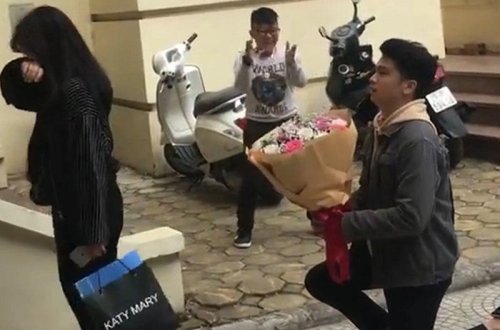 Qızın evlilik təklifinə qəribə reaksiyası - Vyetnam bu görüntülərdən danışır - VİDEO