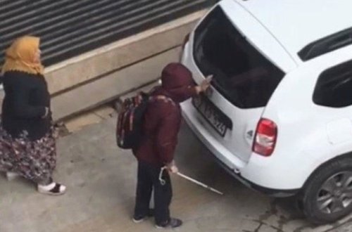 Görmə qüsurlu oğlanın səkidəki avtomobillə toqquşma anı ürək sızlatdı - VİDEO - FOTO