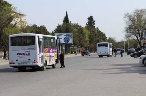 Yolun ortasında sərnişin düşürən avtobuslar - VİDEO