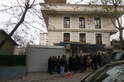 Azərbaycanın İstanbuldakı konsulluğunun fəaliyyətindən şikayətlər var – hadisə yerindən reportaj (FOTOLAR)