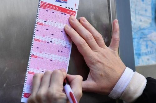 Britaniya sakini köhnə lotereya bileti ilə 76 milyon funt qazandı