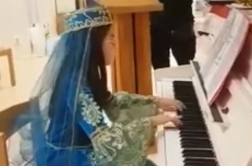 Çinli qız “Sarı gəlin” mahnısını ifa edib - VİDEO