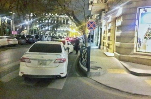 Bakıda sürücü piyada zolağını zəbt etdi - FOTO