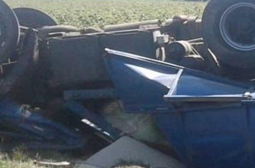 Yevlaxda yük maşınları toqquşaraq aşdı: yaralılar var