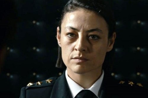 Serialda həbsxana müdiri olan aktrisadan striptiz şou - FOTO