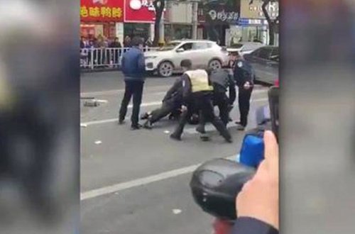 Silahlı şəxs avtobusu qaçırıb, piyadaların üstünə sürdü: ölənlər və yaralananlar var - VİDEO