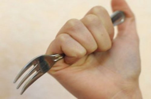 Bakıda məşhur xanım aparıcıya çəngəllə xəsarət yetirdilər - FOTO