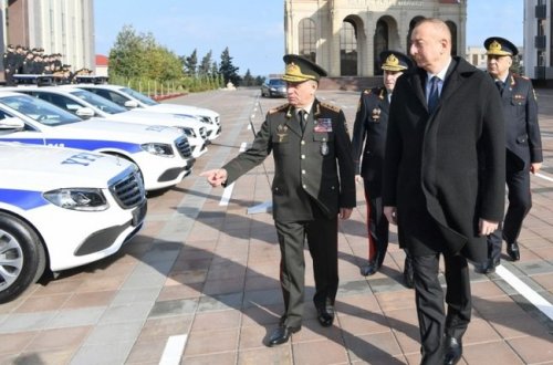 Prezident yeni polis maşınlarına baxdı - FOTOLAR