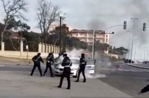 Yol polisinin maşını yandı - Video