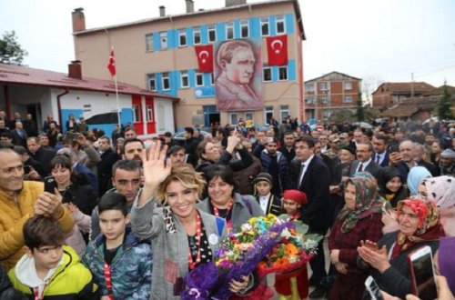 Türkiyəli müğənni daha bir məktəb açdı - Fotolar