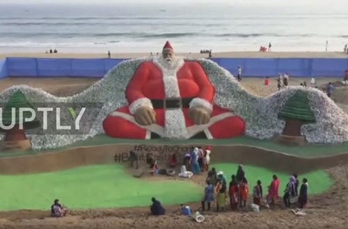 Qumdan və plastik qabdan Şaxta baba hazırladı - Video