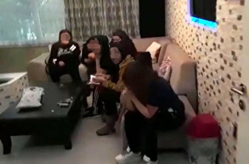 Polis əxlaqsızlıq yuvasına basqın etdi: Gördüklərindən şoka düşdü (VİDEO)