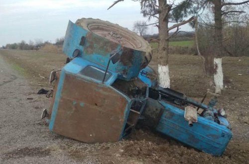 Bakıdan həkim briqadası aparan təcili yardım maşını traktorla toqquşdu: xəsarət alan var - FOTO