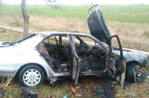 Avtomobil ağaca çırpılaraq yandı: sürücü yaralandı - VİDEO - FOTO