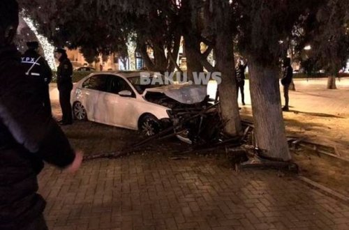 Bakı bulvarında maşın ağaca çırpıldı - VİDEO