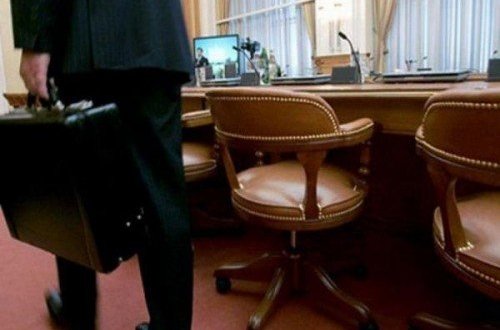 Daha bir yüksək vəzifəli məmur işdən ÇIXARILDI