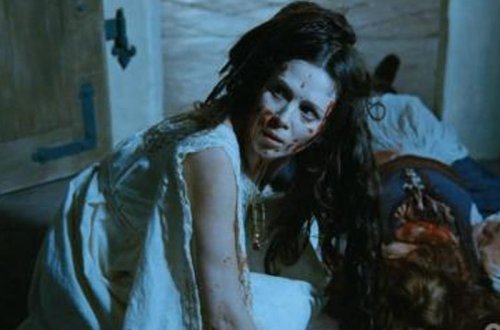 Qadından DƏHŞƏT ƏMƏLLƏR - Əmiləri ilə evlənir, soyunaraq atası ilə min oyundan çıxır - FOTO