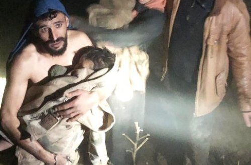 Əsgərlər körpələri donmaqdan xilas etdi: Onları öz paltarlarına büküb... - FOTOLAR