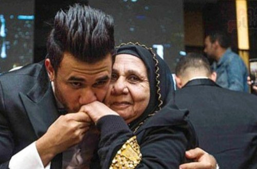 Futbolçu öz toyunda anasının ayağını öpdü - FOTO