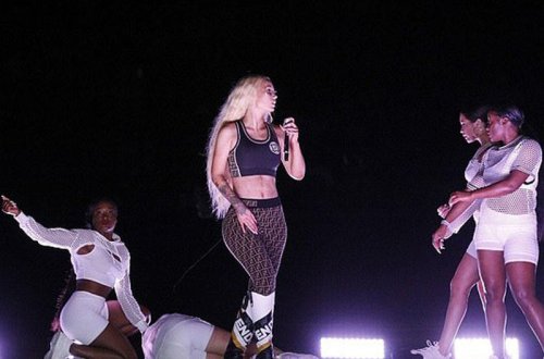 Məşhur müğənninin konsertində olay: sosial şəbəkələrdə rüsvay oldu - VİDEO - FOTO