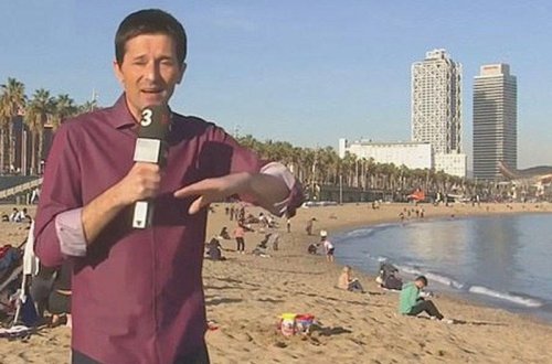 Canlı yayımda olay: reportaj zamanı soyundu - VİDEO - FOTO