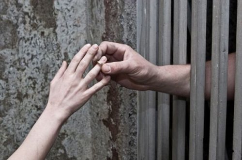 Məhbusların intim həyatı: Qadın yoxdursa, meydan “üzdəniraq”lara qalır