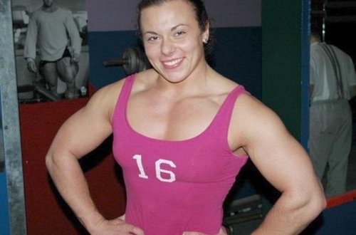 Dünyanın ən güclü qadını 12 nəfəri başının üzərinə qaldırır - FOTO