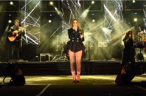 Hadisə qısa libası ilə konsertə damğa vurdu - Fotolar