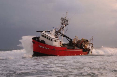 Xəzərdə azərbaycanlıların olduğu gəmi atəşə tutuldu