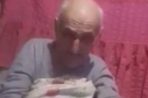 Oğul 84 yaşlı atasını döyüb - Yevlaxda + Video