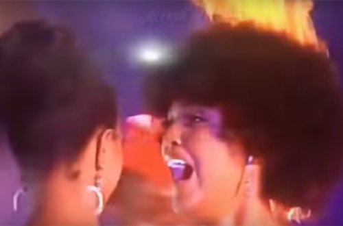 Afrika gözəlinin səhnədə saçları yandı - Video