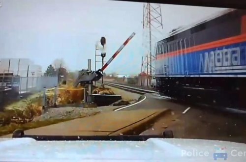 Polis maşını qatarla toqquşmadan qaçdı - MÖCÜZƏ REAKSİYA - VİDEO