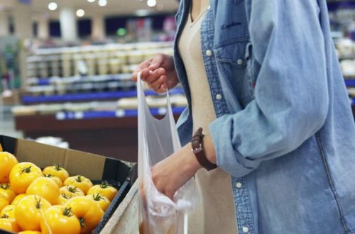 Artıq mağazalarda məhsulları yığmaq üçün paketlərə də pul ödəyirlər - Qərar qüvvəyə minib