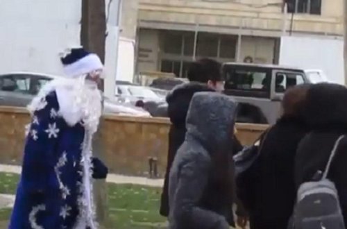 Bakıda Şaxta Baba Yeni il günü döyüldü - VİDEO