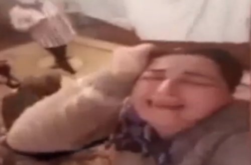 Azərbaycanda BU DA OLDU - Anasının yasında selfi etdi - VİDEO