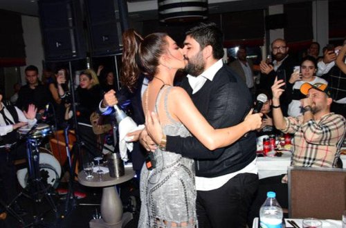 Ebru konsertində əri ilə hər kəsin gözü önündə öpüşdü - FOTO