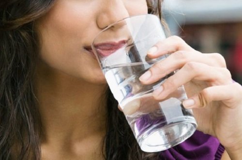 Alimlərdən xəbərdarlıq: Həddən artıq su içmək ziyandır