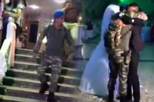 Qardaşının toyuna son anda çatdı - Hər kəs bu əsgərdən danışır +VİDEO