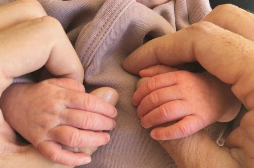 Həmcinsi ilə ailə quran kişi müğənninin qızı dünyaya gəldi - FOTO