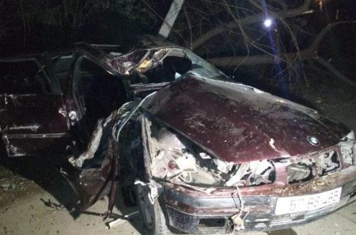 Azərbaycanda maşın elektrik dirəyinə çırpıldı: ölən və yaralanan var - VİDEO - FOTO